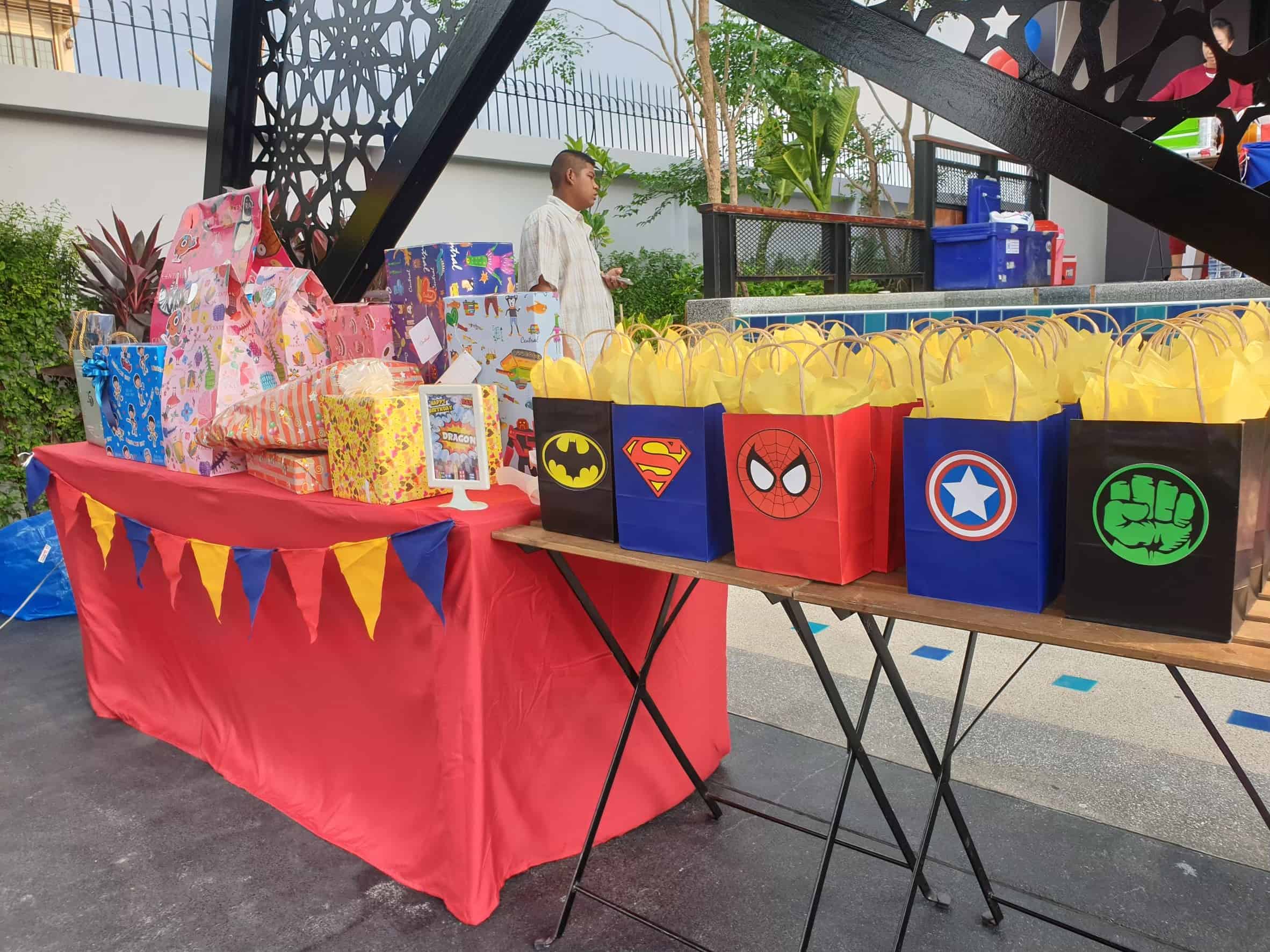Favorite birthday theme for boys, Superheroes. Choosing us, the birthday party organizer providing decoration, birthday cake, entertainments, party games, bozo, magician, balloon twist, clowns, show and more fun stuffs